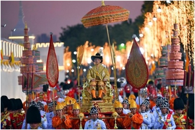 Seine Majestät der König wird nach der Parade zum Grand Palace getragen. AP Photo/Suganya Samnangjam) 