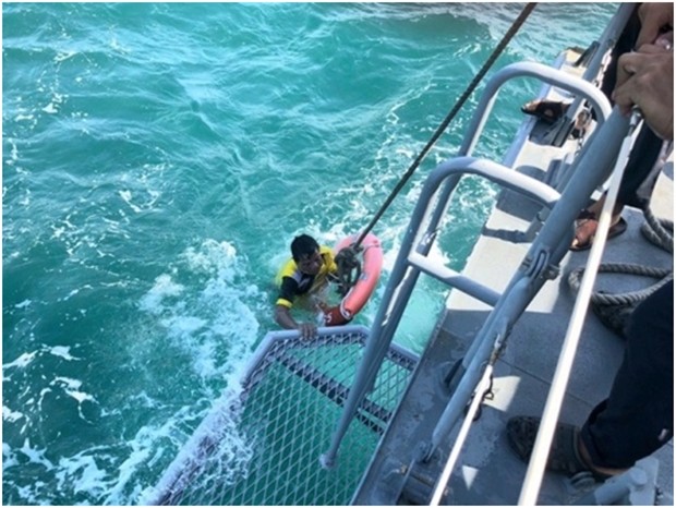Der Burmese wird von der Thai Marine aus dem Wasser gezogen.
