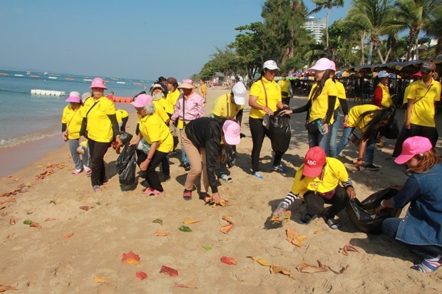 Der Jomtien-Pattaya Beach Thai-Traditions Club, Privatleute und relevante Sektoren der Stadtgemeinde säuberten den Jomtien Strand von Unrat und Müll.