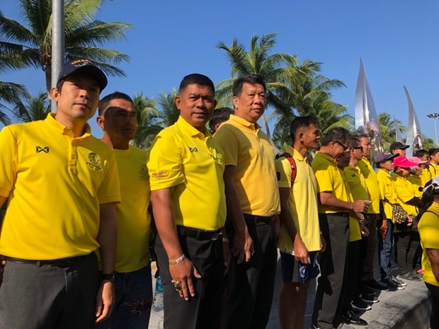 Pattayas Stadtväter und die Soi Khopai Gemeinschaft, arbeiteten gemeinsam am Strand. 