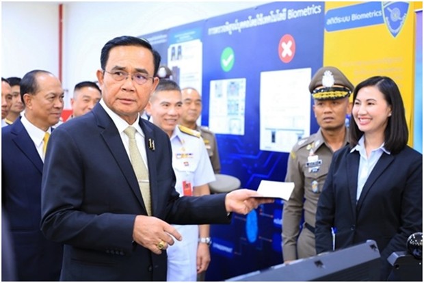 Ministerpräsident Prayut Chan-o-cha inspizoert die neue Reisepass-Kontrollen. 
