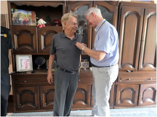 Hans Günther Müller erhält seine Paul Harris Fellow Medaille Klasse 4 von Dieter Reiger angeheftet.