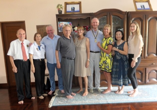 Gemeinschaftsfoto der Hauptsponsoren des Projekts „ASEAN Education Center“. Von links: Dr. Otmar Deter, Dr. Margret Deter, Jan de Vaan, Hans Günther Müller, Pronzessin Iris von Sachsen, Präsident Dieter Reigber, Renee de Vaan-Goosens. Die Empfänger dieses Projekts: Radchada Chomjinda, die Direktorin des HHNFT und die deutsche Volontärin Linda. 