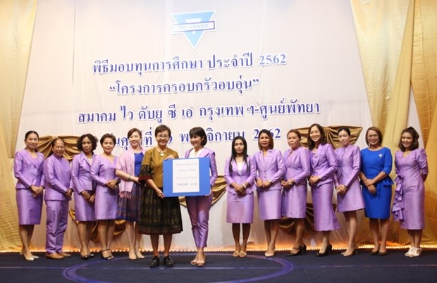 Sopin Thappajug spendete im Namen des Pattaya Sportclubs 100.000 Baht