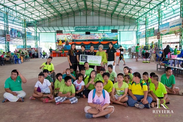 150.000 Baht werden an die Ban Kru Boonchu Foundation für Kinder mit speziellen Bedürfnissen vergeben. 