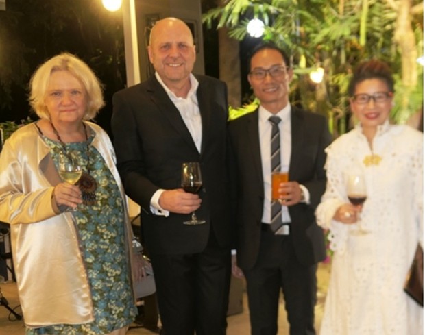 (Von links) Österreich’s Botschafterin Dr. Eva Hager, GTTC Direktor Dr. Roland Wein mit Ehemann und eine bekannte Dame der Bangkoker Gesellschaft. 