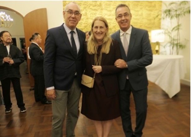 Die Schweizer Botschafterin Helene Budliger-Artieda mit Ehemann (rechts) und Schwager. 
