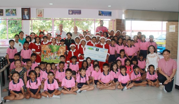 1368-27-12-19-b1 Die Organisatoren übergaben 66.000 Baht an Radchada Chomjinda, Siromet Akarapongpanich und Pirun Noyimjai.