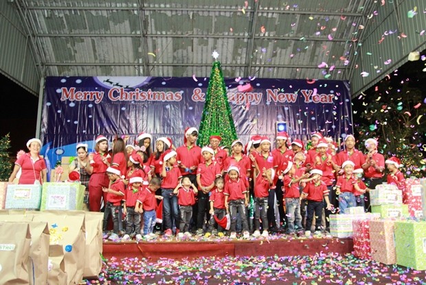 Der Direktor des Pattaya Orphanage, Vater Veera Phungruk, eröffnet das bunte Fest.