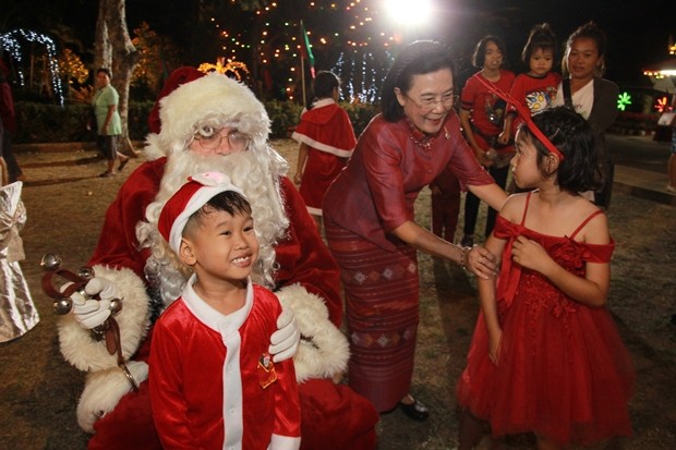 Radchada Chomjinda, die Direktorin der HHNFT und Organisatorin diese ihres letzten Festes, sowie Santa Claus hießen alle Gäste willkommen.