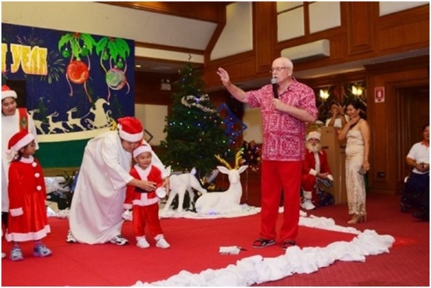 Nigel Cannon stellt die Kinder vom Pattaya Orphanage vor. 