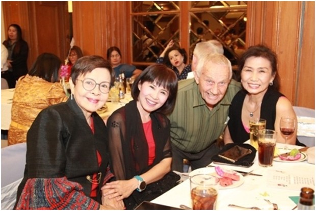 Lanjährige Freunde: Sopin, Noi, Bernie und Nittaya.