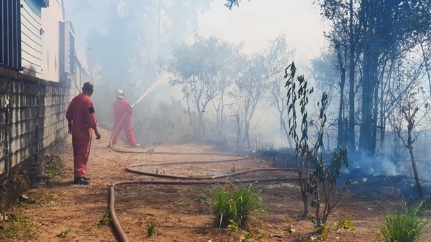 Schwarzer Rauch steigt über der Brandstelle auf.