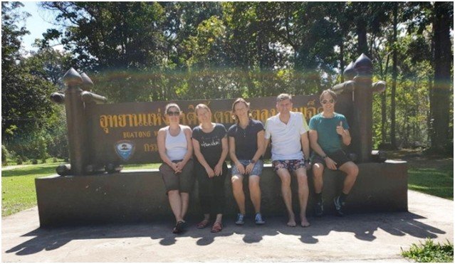 Das einzige Foto unserer Ausflügler beim Bua Thong Wasserfall, auf den man raufklettern kann. (Von links: Eine Freundin von Magister Stephanie Jakobitsch, die neben ihr sitzt, Caroline Braunshofer mit Ehemann Robert und Patrick Kumpitsch. 