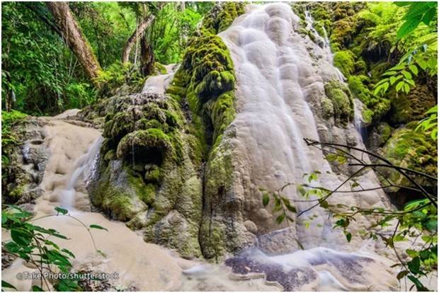 Der Bua Thong Wasserfall ist zwar klein aber sehr interessant. Er hat einige Stufen und besteht aus Kalkstein und Mineralablagerungen. Er wird wegen der klebrigen Kalksteine auch „Sticky Waterfall“ genannt. 