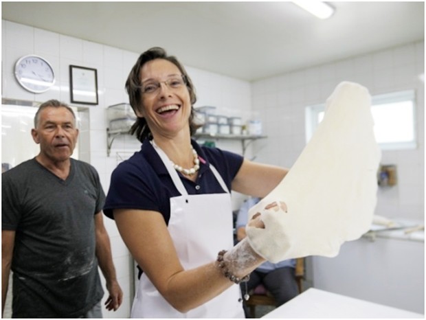 Caroline beim ausziehen des Teigs. Die Löcher werden noch ‚geflickt‘.