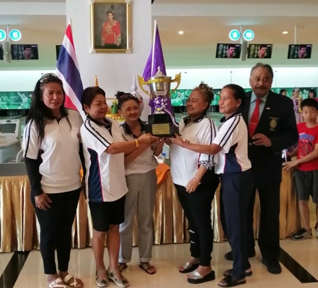 Past Distrikt Gouverneur Pratheep S Malhotra, der auch der Präsident des Pattaya Sport Clubs ist, gratuliert dem PSC Team zu deren Erfolg. 