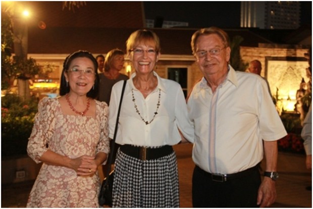 (Von links) Radchada Chomjinda mit Prinzessin Iris und Hans Günther Müller.