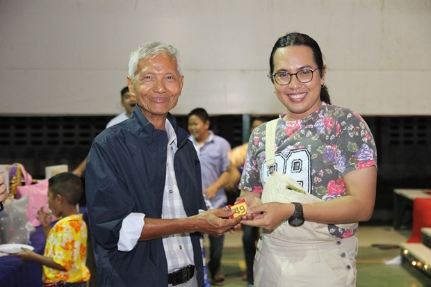 Samphan Akarapongpanitch übergibt den Hauptpreis an Lehrerin ‘Bird’. 