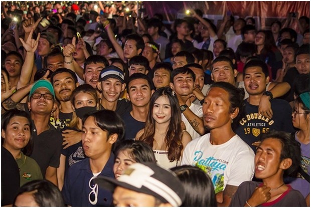 Fans singen fröhlich mit beim Pattaya Countdown 2020.