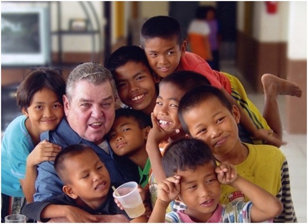 Vater Ray Brennan mit den ersten Straßenkindern.