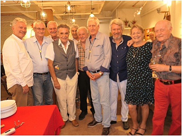 Einigee der Geburtstagsgäste stellen sich zum Gruppenfoto.