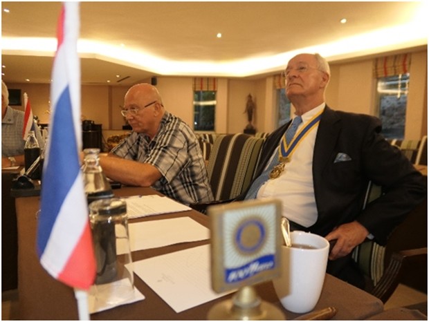 Präsident Dieter Reigber und Jan Abbink hören aufmerksam zu.