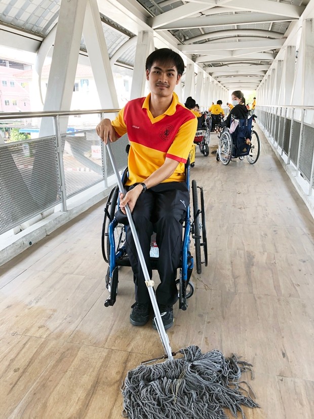 Und wirklich: dies ist mit Sicherheit die sauberste Übergangsbrücke in Pattaya. Da sollte sich die Stadtgemeinde mal ein Beispiel nehmen.
