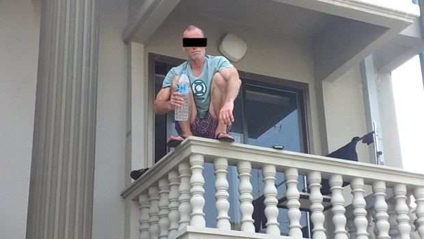 Uwe Nolte aus Deutschland saß auf der Brüstung seines Balkons und wollte in die Tiefe springen. Erwurdeaberrechtzeitiggerettet.