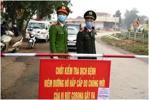 Um die Farmgegend Son Loi in der Nähe von Hanoi sehen Polizisten und bewachen die Absperrungenm nachdem dort sechs Fälle des tödlichen Virus entdeckt wurden. 
