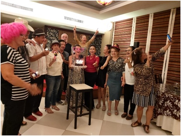 Bei der Vor-Geburtstagsfeier in Korat. Heidi in der Mitte mit der Geburtstagstorte.