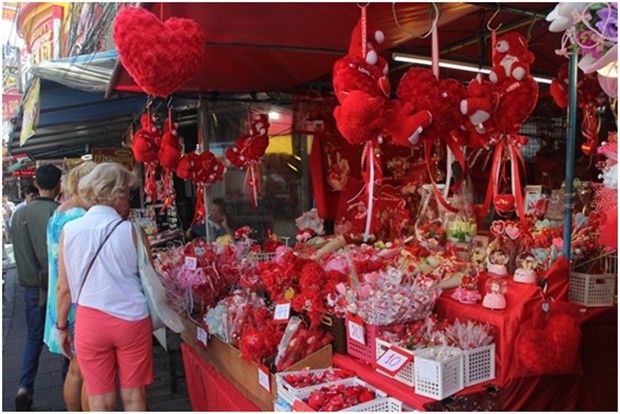 Rosenverkaufim Wat Chaimongkol Market.