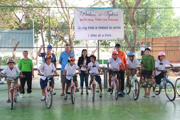 Noy Emerson, Pratheep S Maholtra, Tim Knight und Rick Bevington, bei der Fahrradübergabe in der Wat Nong Ked Noy Schule. 