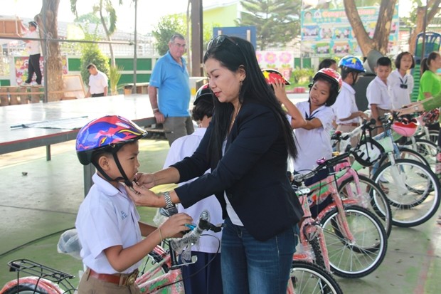 Noy, children’s angle emphasized children to wear helmets, otherwise police will catch them
