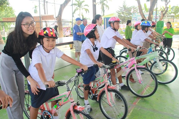 Nutch, die Marketinmanagerin von Pattaya Mail zeigt den Kindern wie man sicher fährt. safely ride a bicycle