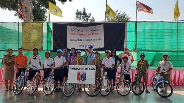 PSC übergibt 9 weitere Fahrräder an die Wat Nong Ked Yai Schule. 