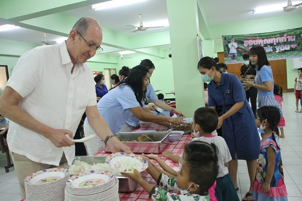 Denis Thouvard selbst serviert den Kindern die dabei waren, das Essen. 