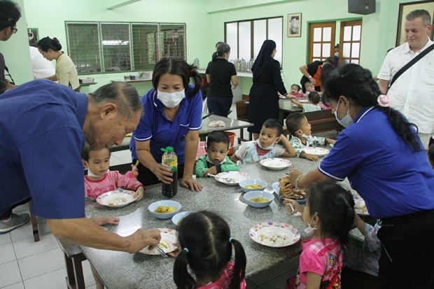 Pattaya Orphange Direktor Vater Weera Michael Phungruk, der Vater der Waisenkinder. 