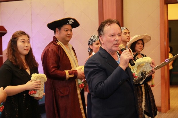 Stefan Sanchez, der Leiter der Bangkok Grand Opera in verschiedenen Rollen.