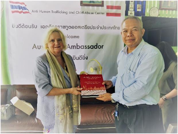 Botschafterin Dr. Eva Hager überricht das Buch über 150 Jahre Österreichisch-Thailändische Freundschaft an Palisorn Noja. 