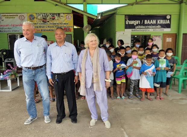 Die Frau Botschafterin Dr. Eva Hager (rechts) fährt weiter ins zweite Kinderheim und Herr Petr (links) wieder zurück nach Bangkok. Beide werden von den Kindern und Palisorn Noja verabschiedet. 