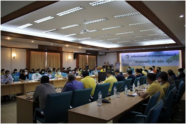 Chonburi Gov. Pakarathorn Thienchai chairs a workforce meeting with officials from Chonburi Public Health Office, doctors and nurses, administrative staffs, and district and sub-district officials to fight against COVID-19. 