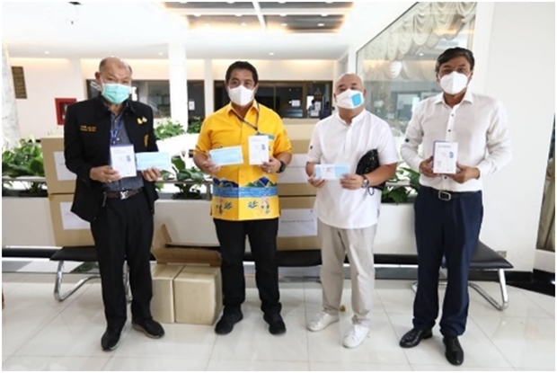 Suthikorn Chiapaitoon (2nd right), Vice Chair, and Chang Chue Yong (right), director of the Thai-Chinese Cultural & Relationship Council, present 1000 facemasks, 24 non-contact thermometers and 8 gallons of alcohol to Mayor Sonthaya Khunplome and Deputy Mayor Bunlue Kulvanit for distribution to hospitals and other locations to protect the people from the coronavirus. 