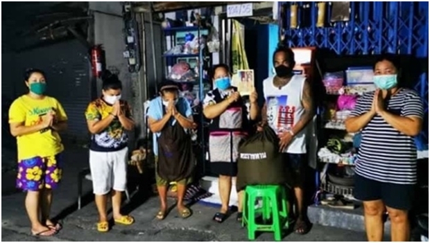 10.000 Säcke mit Hilfsgütern wurden an 49 Gemeinden Bangkoks in den Bezirken Yan Nawa, Sathorn, Bang Kho Laem and Bang Rak im Auftrag des thailändischen Königspaares geliefert. 