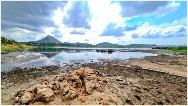 Der Wasserstand im Huay Tu Reservoir in Kledkaew ist kritisch niedrig.