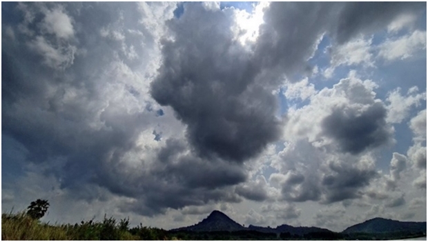 Jedesmal wenn solche Wolken auftauchen, hoffen und beten die Menschen um Regen. 