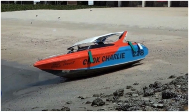 Ein verlassenes Speedboot liegt seit mehr als einem Monat einsam am Strand. 