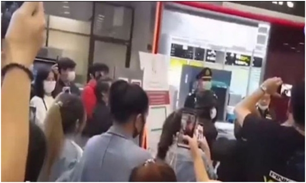 Die Flughafenpolizei verkündete, dass nach den flüchtigen 166 Thai-Heimkehrern gesucht wird.