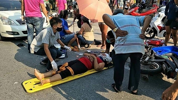 Passanten helfen den Verletzten.