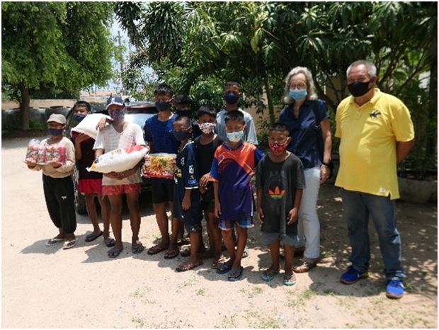 Marlis Wenger (2. von rechts) bei der Spendenübergabe mit Palisorn Noja und einigen Kindern. Der Großteil der Spenden liegt noch im Kofferraum.